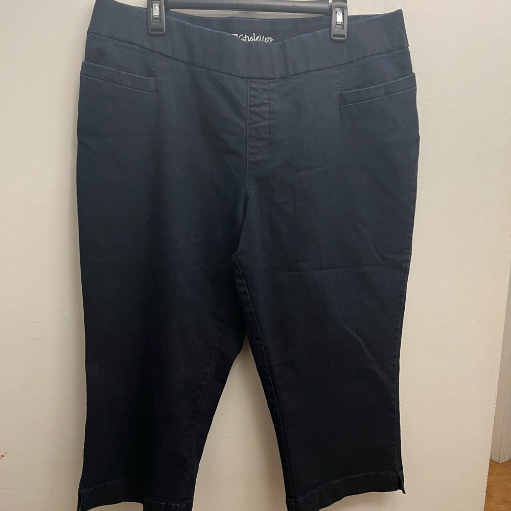 Stylish Navy Blue Capri Pants